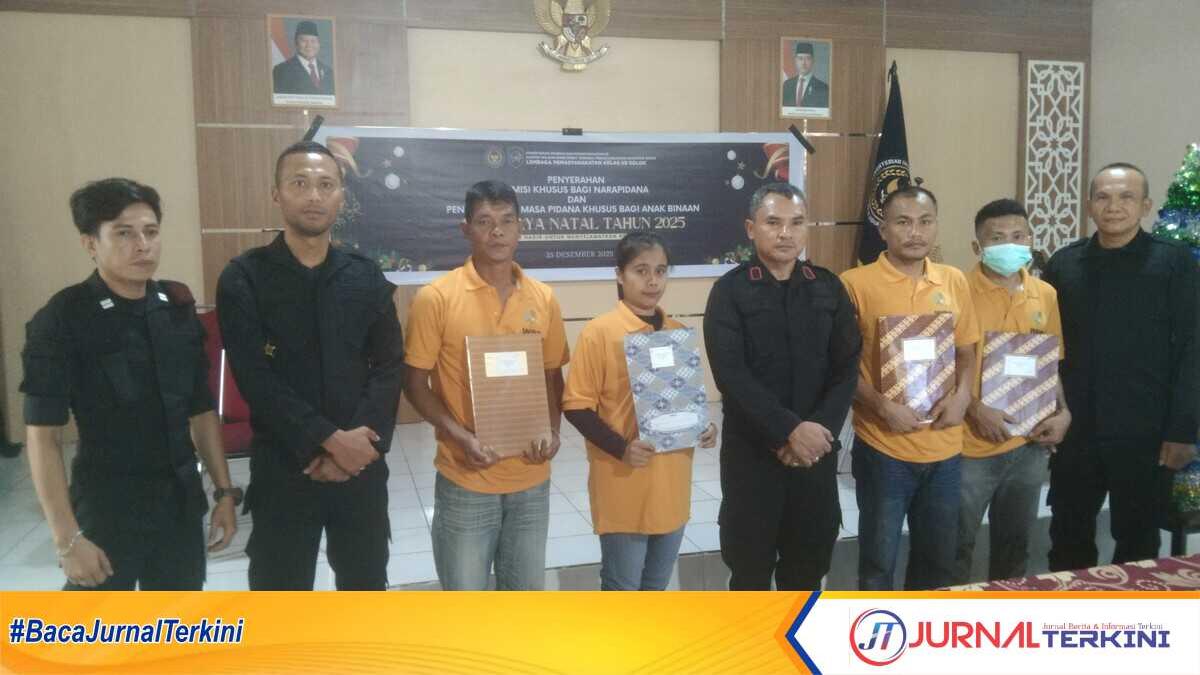 Pemberian remisi khusus Natal 2025 kepada 4 WBP di Lapas Solok. (Foto Istimewa).