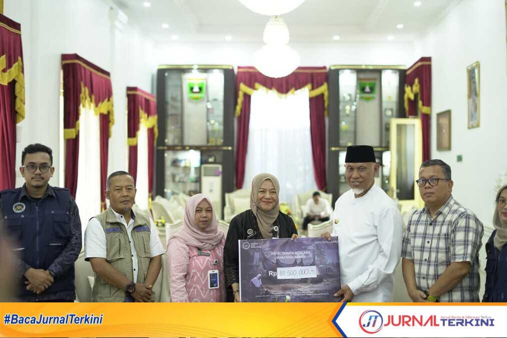 result_IMG-20251226-WA0027 Gubernur Mahyeldi Ansharullah saat menerima bantuan dari BGN untuk bencana di Sumbar. (Foto Adpim Sumbar).
