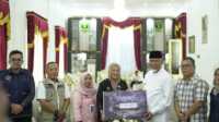 Gubernur Mahyeldi Ansharullah saat menerima bantuan dari BGN untuk bencana di Sumbar. (Foto Adpim Sumbar).