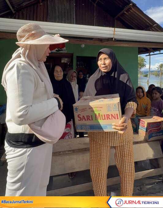 result_IMG_20251210_071736 Ketua TP.PKK Kab Solok Salurkan Bantuan Bagi Warga Terdampak Bencana di Kec Junjung Sirih. (Foto Kominfo Kab Solok).