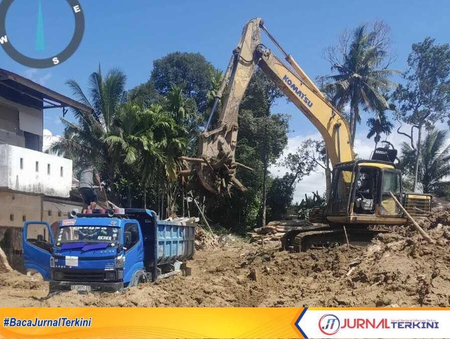 Kegiatan Pembersihan Sisa Longsor Pascabencana di Kota Padang. (Foto Kominfo Padang).