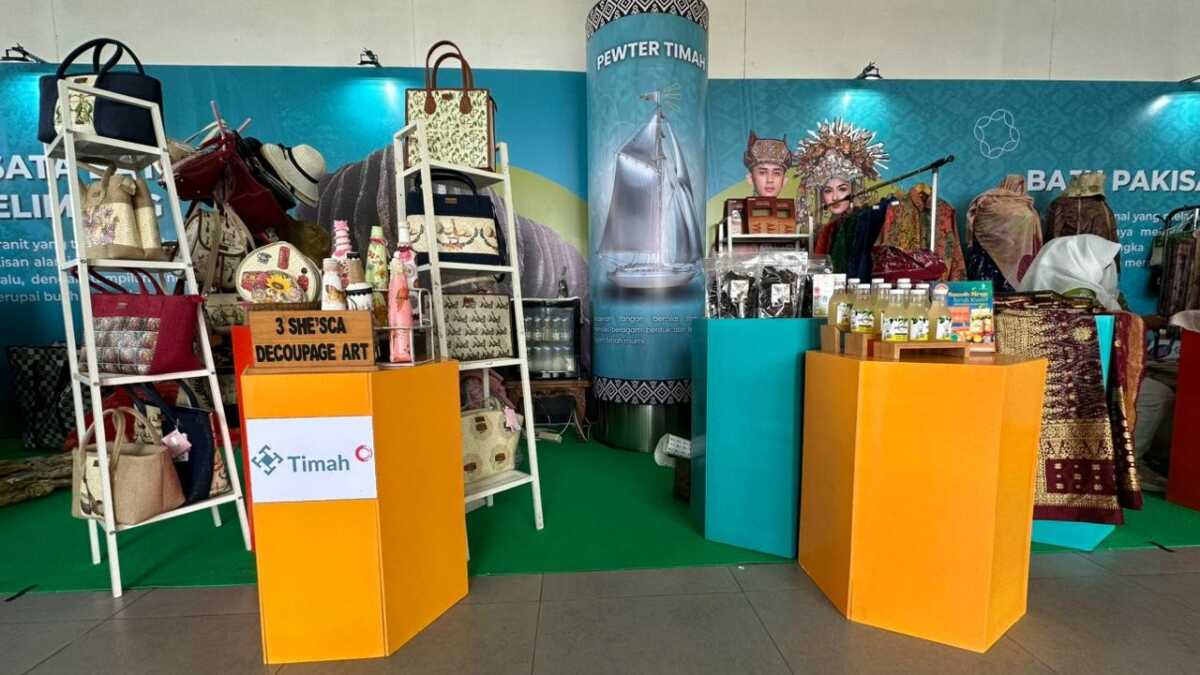 umkm binaan PT timah (1) PT Timah Tbk membawa tujuh mitra binaannya ke ajang Airport Local Pride Festival di Bandara Depati Amir pada libur Natal dan Tahun Baru 2026. (Timah)