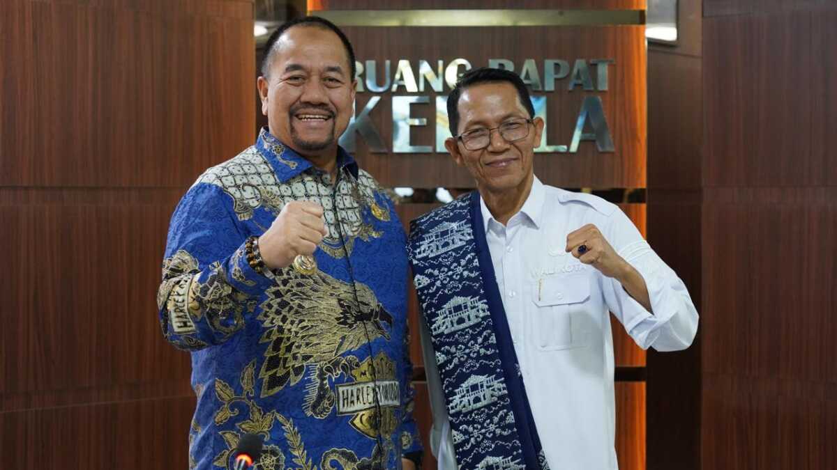 Kepala BP Batam Amsakar Achmad (kanan) dan Bupati Batu Bara, Baharuddin Siagian, usai menggelar pertemuan di Gedung Annex BP Batam, Rabu (21/1/2026). (humasbpbatam)