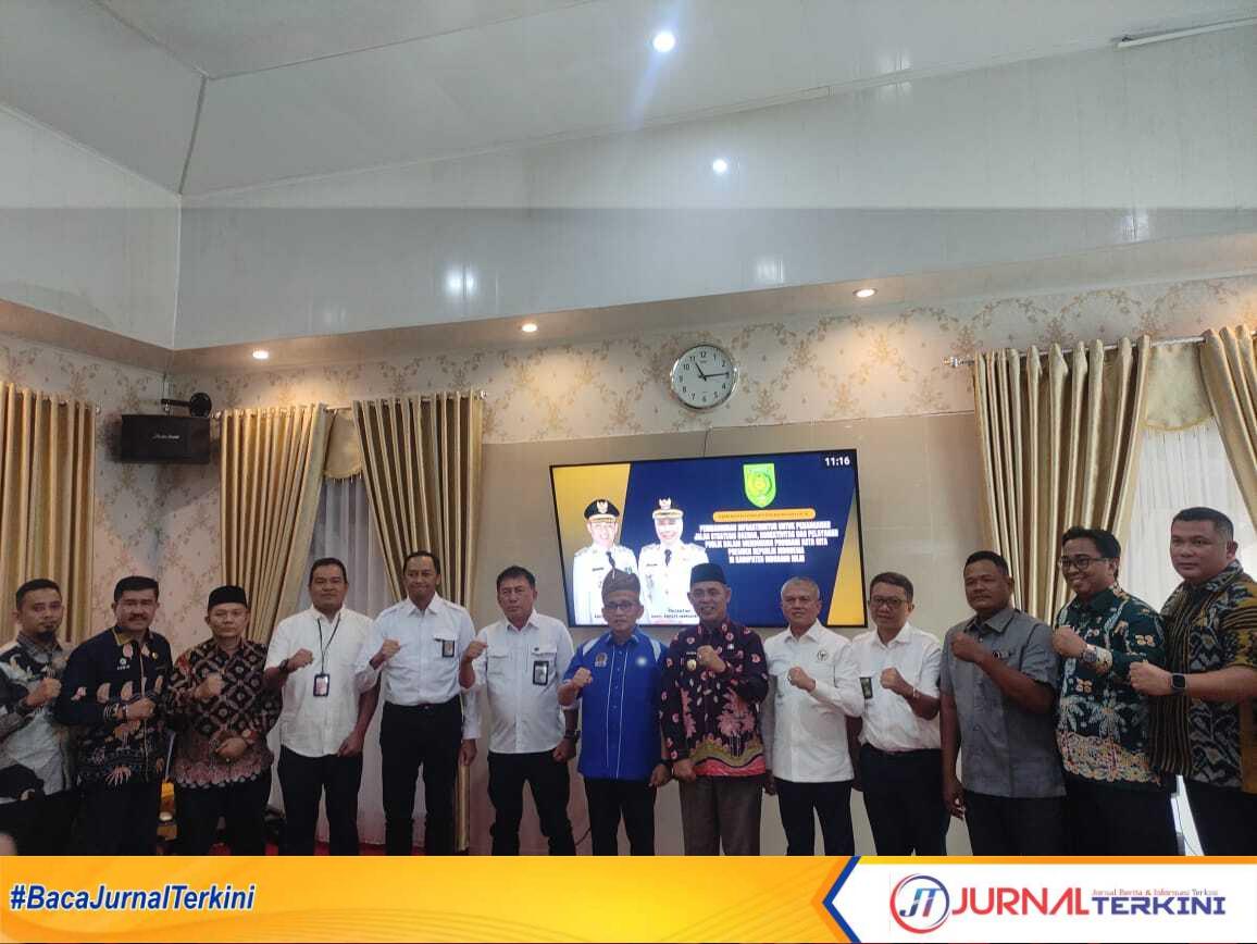 IMG-20260115-WA0056 Bupati Inhil H Herman saat berfoto bersama dengan Anggota DPR RI H. A. Bakri HM., S.E, Anggota Komisi V DPR RI dari Daerah Pemilihan Jambi, serta Ir. H. Sahidin, Anggota Komisi VIII DPR RI dari Fraksi Partai Amanat Nasional (PAN) Daerah Pemilihan Riau II periode 2024–2029