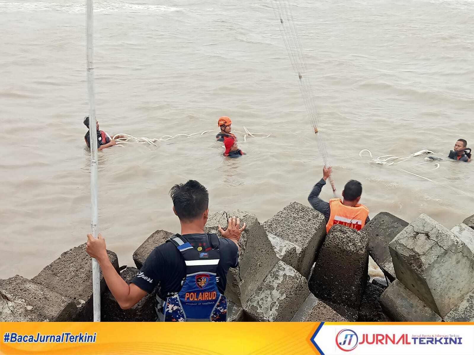 Tim SAR berusaha mencari korban tenggelam di pantai larangan, Kramat, Kabupaten Tegal, Sabtu (17/01). (Sumber Foto: Humas Polres Tegal)