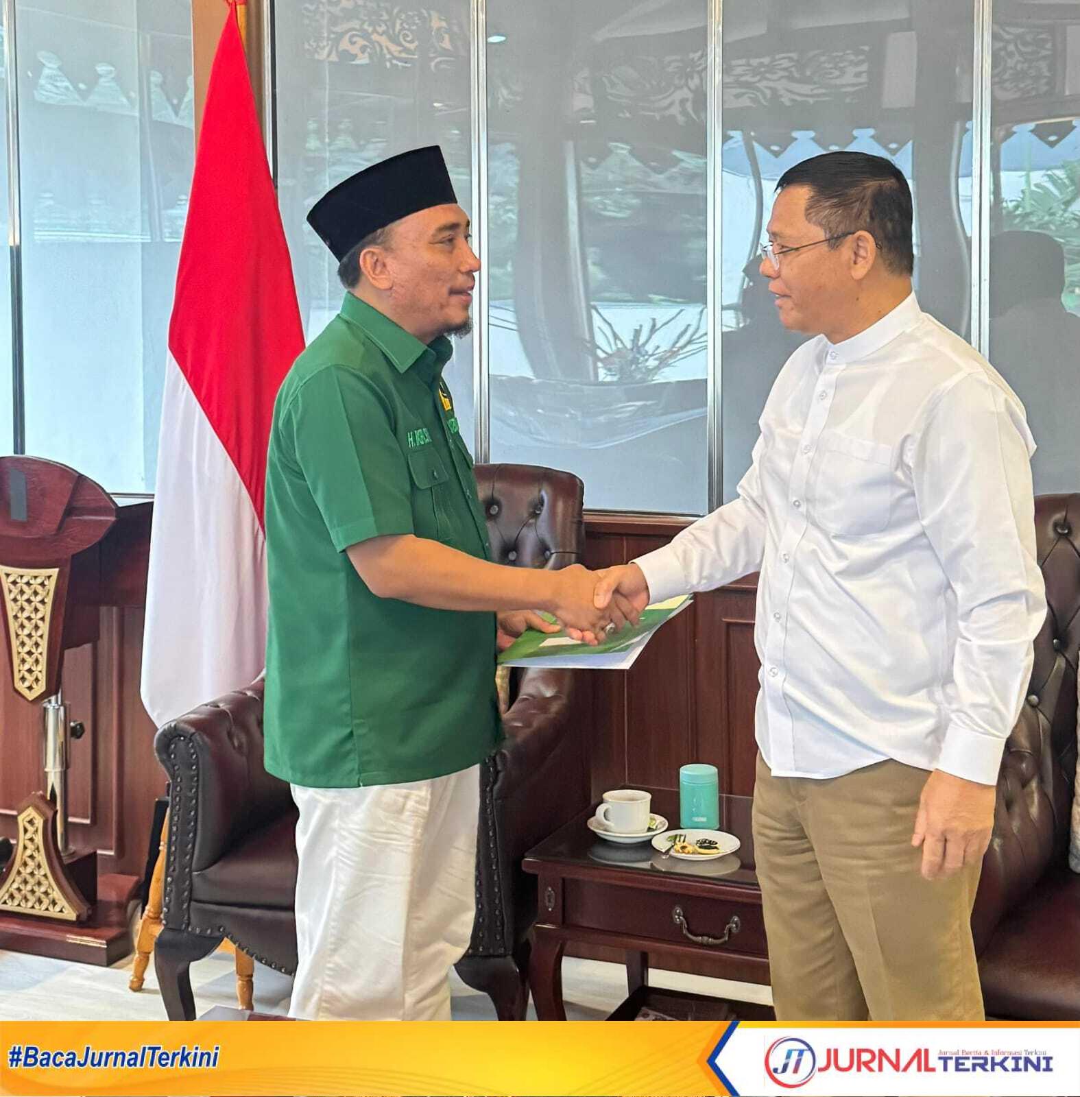 Ket Foto: Ketua Umum DPP PPP Pusat H M. Mardiono bersalaman dengan ketua DPW PPP Provinsi Riau H Ikbal Sayuti saat menyerahkan SK