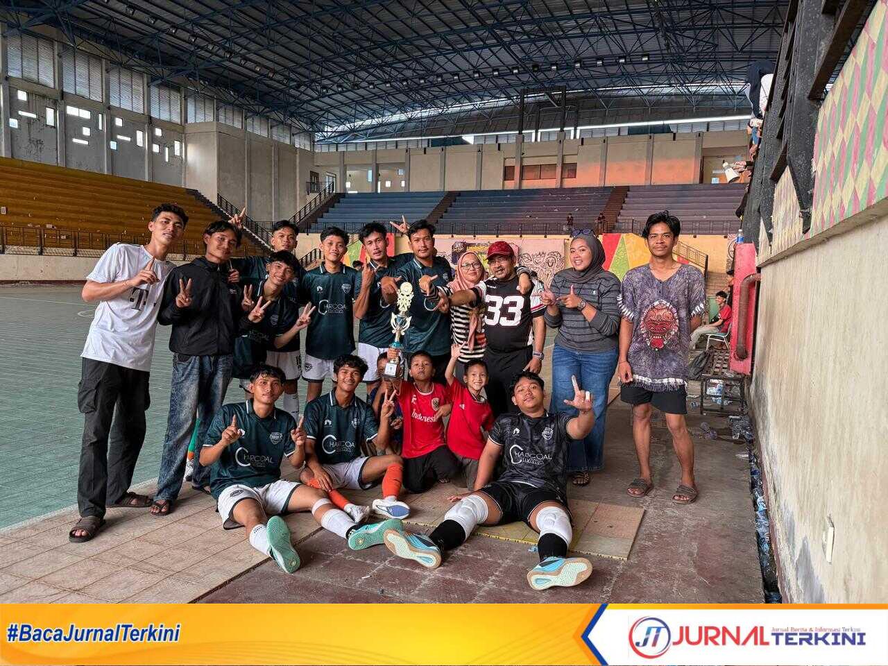 Ket Foto: SPPG Kelurahan Pangakalan Tujuh setelah bertanding dan menerima juara 1 di Liga Silaturahmi SPPG Kab Inhil di Lapangan Venue Futsal jalan Lingkar Tembilahan, Sabtu (31/1/2026).