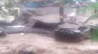Jembatan di lokasi objek wisata Guci di terjang banjir bandang, Sabtu (24/01). (Sumber Foto: Dokumentasi Video)