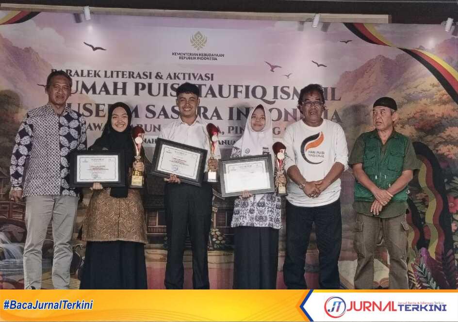 Siswa SMKN 1 Padang Panjang Muhammad Ilfan, berhasil meraih juara II pada lomba baca puisi di Rumah Puisi Taufik Ismail. (Foto Istimewa).