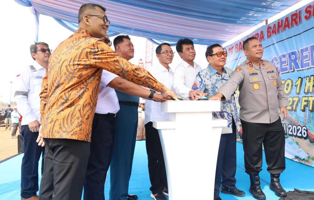 Kapolda kepri launching permata borneo i Kapolda Kepulauan Riau (Kepri), Irjen Pol Asep Safrudin (kanan) menghadiri prosesi peluncuran (launching) kapal Floating Landing Facility (FLF) Permata Borneo 1 di galangan kapal PT Bahtera Bahari Shipyard (BBS), Kabil, Kota Batam, Senin (19/1/2026). (Humas Polda Kepri)