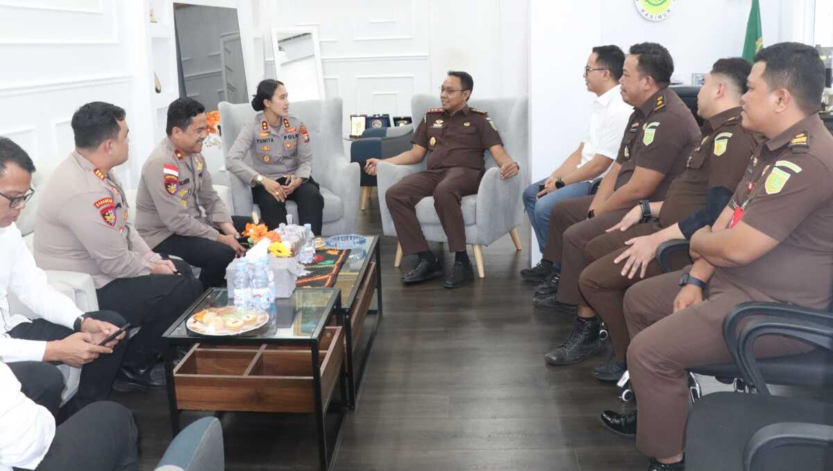 Kapolres Karimun AKBP Yunita Stevani menyambangi Kajari Karimun Denny Wicaksono di hari pertama kerja, Senin (12/1/2026). (Humas Polres Karimun)