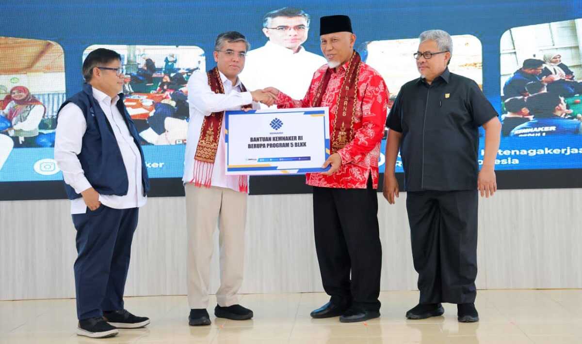 Kemnaker Salurkan Bantuan Rp30,3 Miliar untuk Pemulihan Ekonomi Sumbar - 1 Menteri Ketenagakerjaan (Menaker) Yassierli secara simbolis menyerahkan bantuan sebesar Rp30,3 miliar untuk mendukung pemulihan ekonomi pascabencana kepada Gubernur Sumbar, Mahyeldi, di Balai Pelatihan Vokasi dan Produktivitas (BPVP) Padang pada Kamis (12/2/2026). (humas kemnaker)