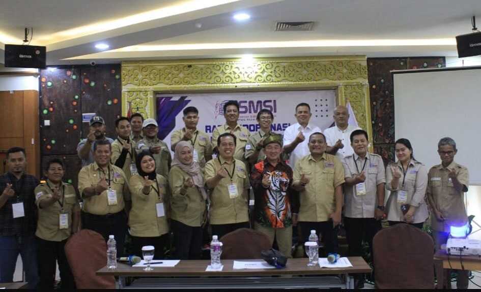 Datuk Paulus Amat Tantoso (5 kanan depan), Penasihat SMSI Kepulauan Riau sekaligus Ketua Umum Asosiasi Pengusaha Valuta Asing (APVA) Indonesia, berpose bersama pengurus SMSI Kepri dalam Rapat Koordinasi (Rakor) SMSI Kepri Tahun 2026 di Hotel Golden View, Batam, Sabtu (17/1/2026). (smsi kepri)