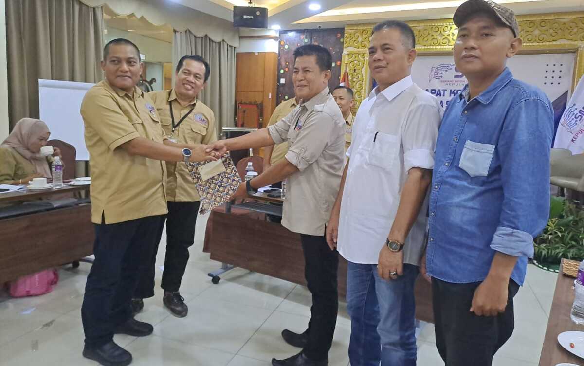 Ketua Serikat Media Siber Indonesia (SMSI) Provinsi Kepri Rinaldi Samjaya menyerahkan Surat Keputusan pengesahan kepengurusan SMSI Kota Batam periode 2026-2030 kepada Indra Helmi dalam Rapat Koordinasi (Rakor) di Hotel Golden View, Batam, Sabtu (17/1/2026). (SMSI Kepri)