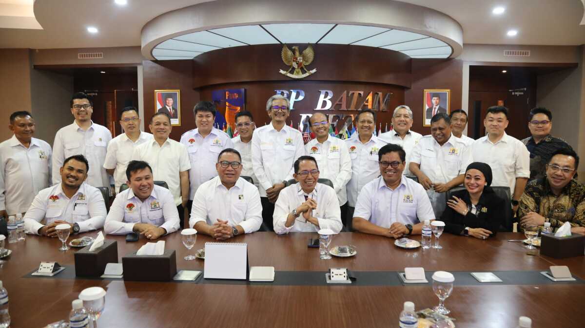 kadin Batam dan Amsakar Achmad Kepala Badan Pengusahaan (BP) Batam, Amsakar Achmad dalam audiensi bersama pengurus baru Kadin Kota Batam dan Kadin Provinsi Kepulauan Riau (Kepri) di Kantor BP Batam, Selasa (27/1/2026). (humasbpbatam)
