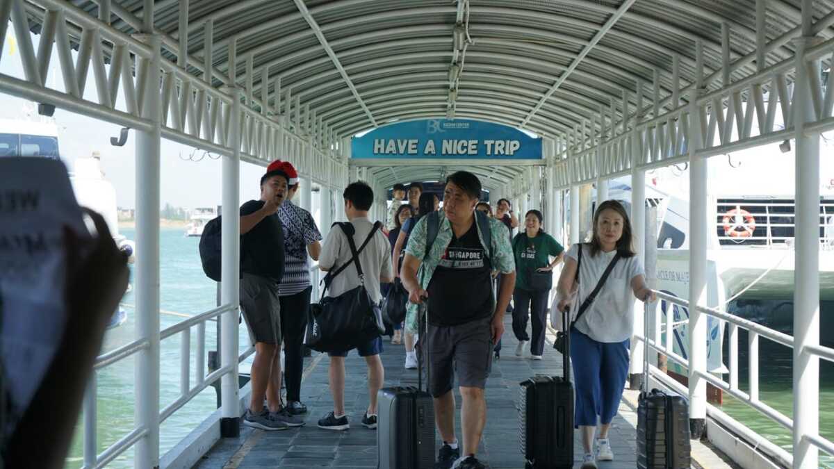 penumpang pelabuhan Batam Arus penumpang di Pelabuhan Internasional Batam Center. Hingga H+5 (30/12/2025), rute internasional menjadi primadona dengan total pergerakan mencapai 316.236 orang, melesat 22 persen dibandingkan tahun lalu. (Humasbpbatam)