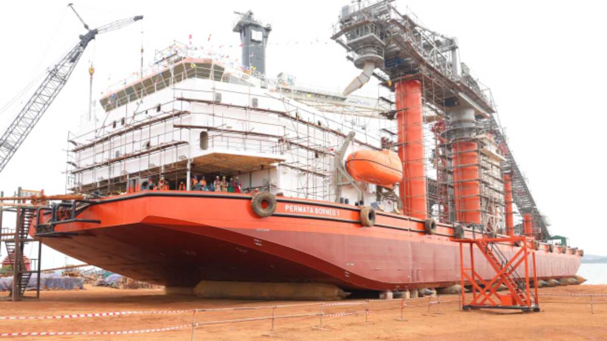 Prosesi peluncuran (launching) kapal Floating Landing Facility (FLF) Permata Borneo 1 di galangan kapal PT Bahtera Bahari Shipyard (BBS), Kabil, Kota Batam, Senin (19/1/2026). (Humas Polda Kepri)