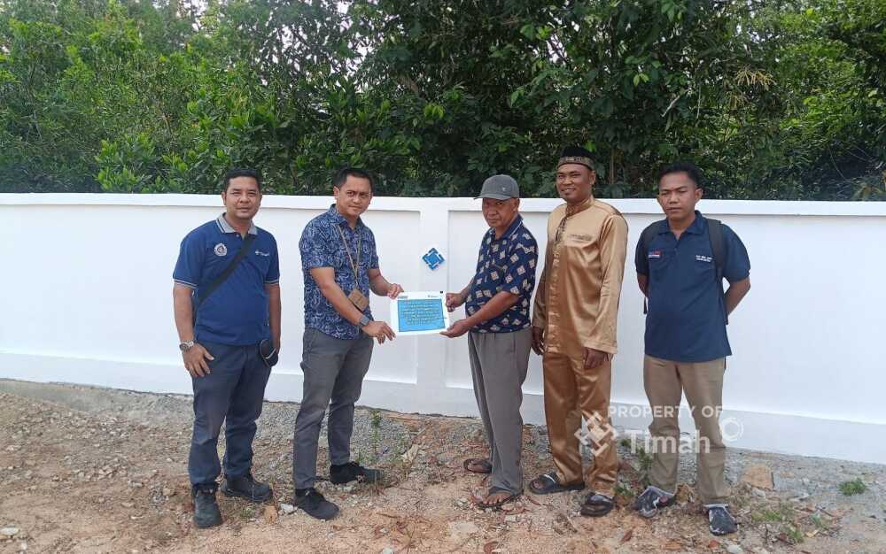 PT Timah menyalurkan bantuan pembangunan pagar Tempat Pemakaman Umum (TPU) Tembesu, Kecamatan Kundur Barat, Kabupaten Karimun, Kepulauan Riau. (Timah)