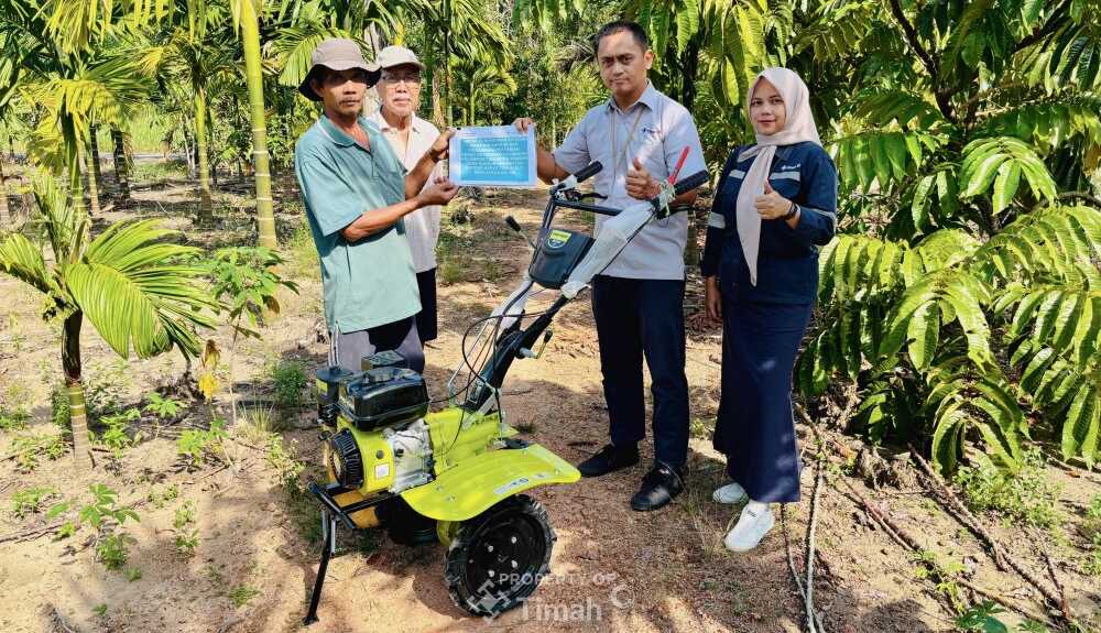 pt timah bantu petani Kundur PT Timah Tbk menyalurkan bantuan mini kultivator kepada Kelompok Tani Mitra Mandiri di Desa Kundur, Kecamatan Kundur Barat, Kabupaten Karimun, Kepulauan Riau. (Timah)