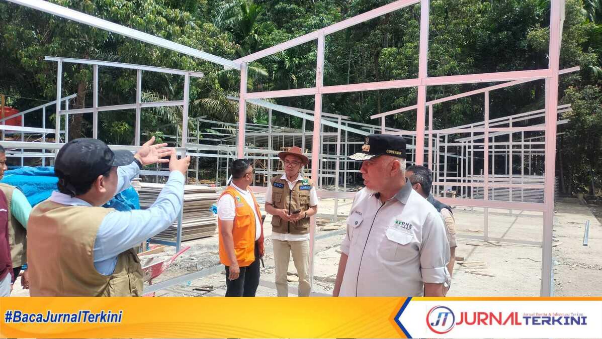 Gubernur Sumbar saat meninjau lokasi pembangunan Huntara di Pesisir Selatan. (Foto Adpim Sumbar).