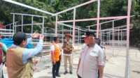 Gubernur Sumbar saat meninjau lokasi pembangunan Huntara di Pesisir Selatan. (Foto Adpim Sumbar).