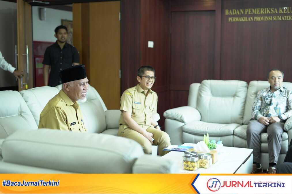 Gubernur Sumbar, Mahyeldi Ansharullah saat berkoordinasi dengan BPK Sumbar terkait penanganan Bencana. (Foto Adpim Sumbar).