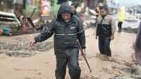 result_IMG-20260103-WA0012 Gubernur Mahyeldi dan rombongan saat meninjau lokasi terdampak Banjir Bandang Susulan di Nagari Maninjau, Kabupaten Agam. (Foto Adpim Sumbar).