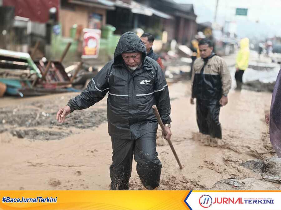 Gubernur Mahyeldi dan rombongan saat meninjau lokasi terdampak Banjir Bandang Susulan di Nagari Maninjau, Kabupaten Agam. (Foto Adpim Sumbar).