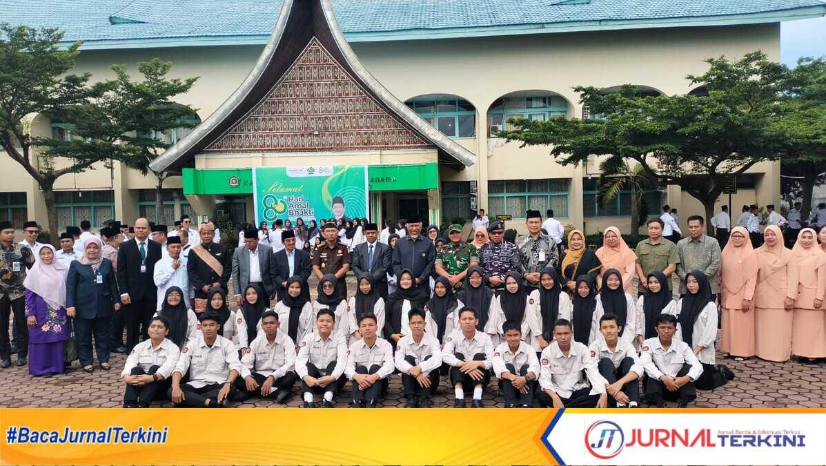 Upacara Hari Amal Bakti di halaman Kanwil Kemenag Sumbar. (Foto Adpim Sumbar).