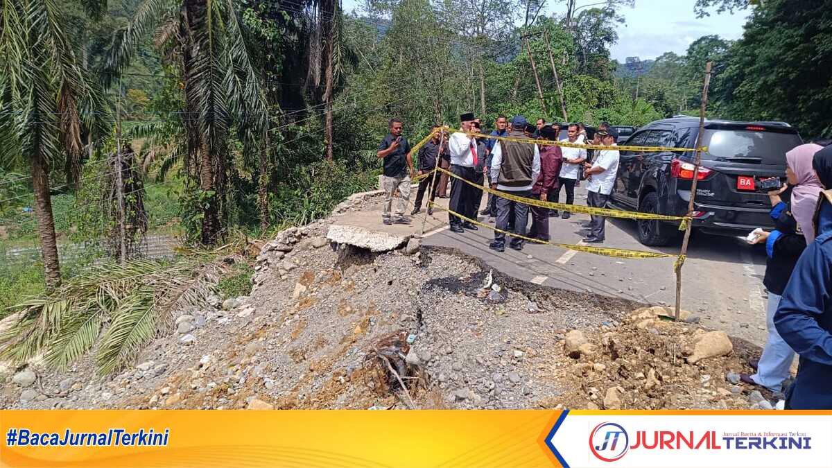 Gubernur Sumbar, Mahyeldi Ansharullah saat meninjau ruas jalan provinsi yang terdampak bencana hidrometeorologi di Kab Pasaman Barat. (Foto Adpim Sumbar).