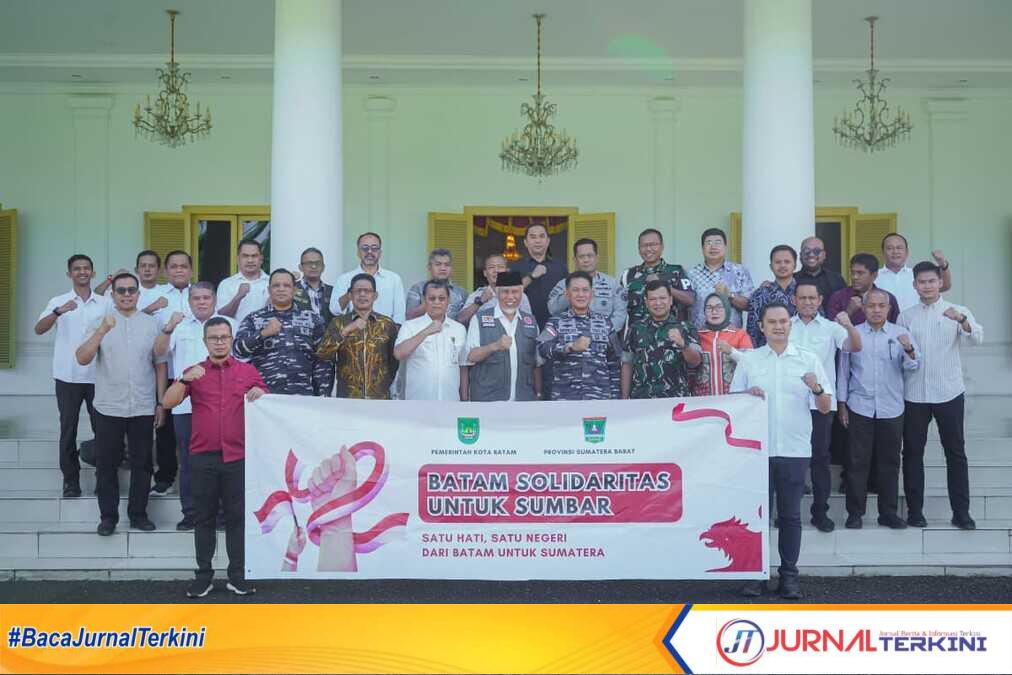 result_IMG-20260111-WA0012 Gubernur Sumbar, Mahyeldi Ansharullah saat menerima bantuan dari Batam untuk Warga Terdampak Bencana di Sumbar. (Foto Adpim Sumbar).