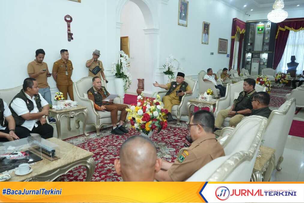 Gubernur Sumbar, Mahyeldi Ansharullah saat menerima audiensi Ketua KONI Sumbar. (Foto Adpim Sumbar).