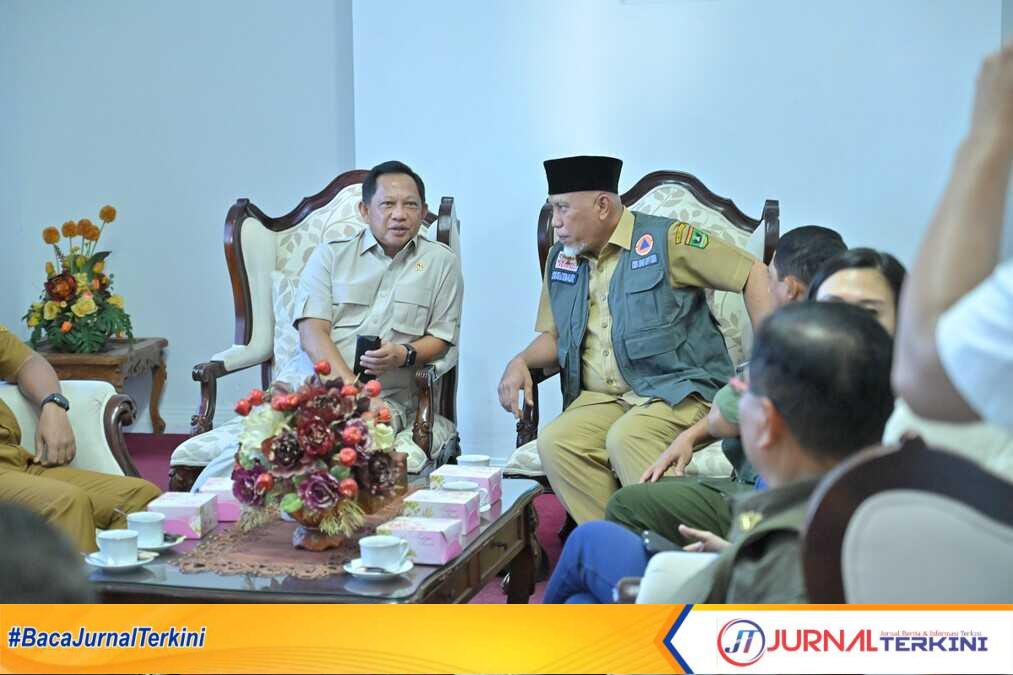 result_IMG-20260113-WA0028 Mendagri,Tito Karnavian (kiri) bersama Gubernur Sumbar, Mahyeldi Ansharullah (kanan) saat memimpin rakor percepatan rehabilitasi dan rekonstruksi pascabencana di Sumbar. (Foto Adpim Sumbar).