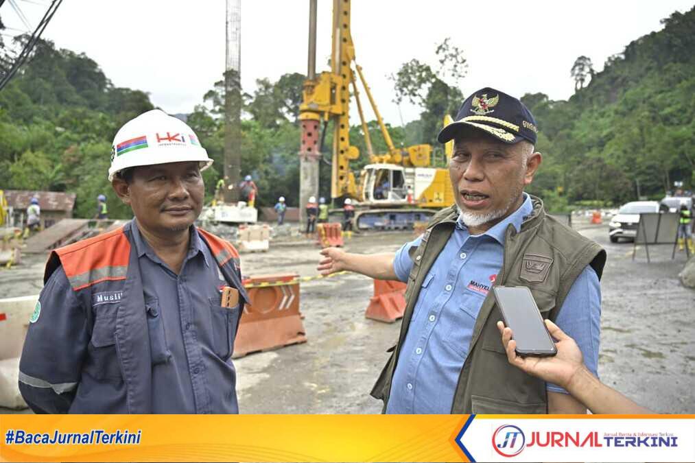 Gubernur Sumbar, Mahyeldi Ansharullah saat meninjau perbaikan jalan di Silaing (Jembatan Kembar).(Foto Adpim Sumbar).