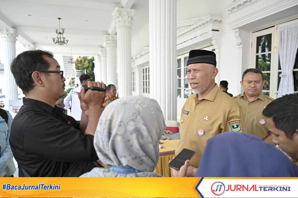 Gubernur Sumbar, Mahyeldi Ansharullah saat diwawancarai oleh wartawan. (Foto Adpim Sumbar).
