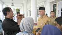 Gubernur Sumbar, Mahyeldi Ansharullah saat diwawancarai oleh wartawan. (Foto Adpim Sumbar).