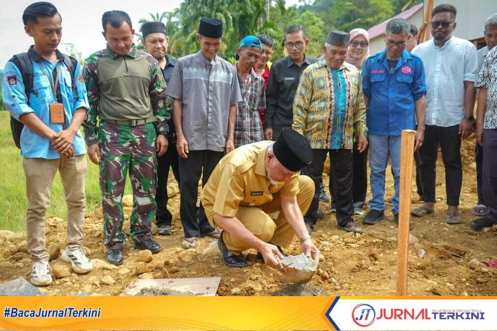 Gubernur Sumbar, Mahyeldi Ansharullah saat peletakan batu pertama pembangunan Surau Bambu Talang, Kec Pauh, Kota Padang. (Foto Adpim Sumbar).