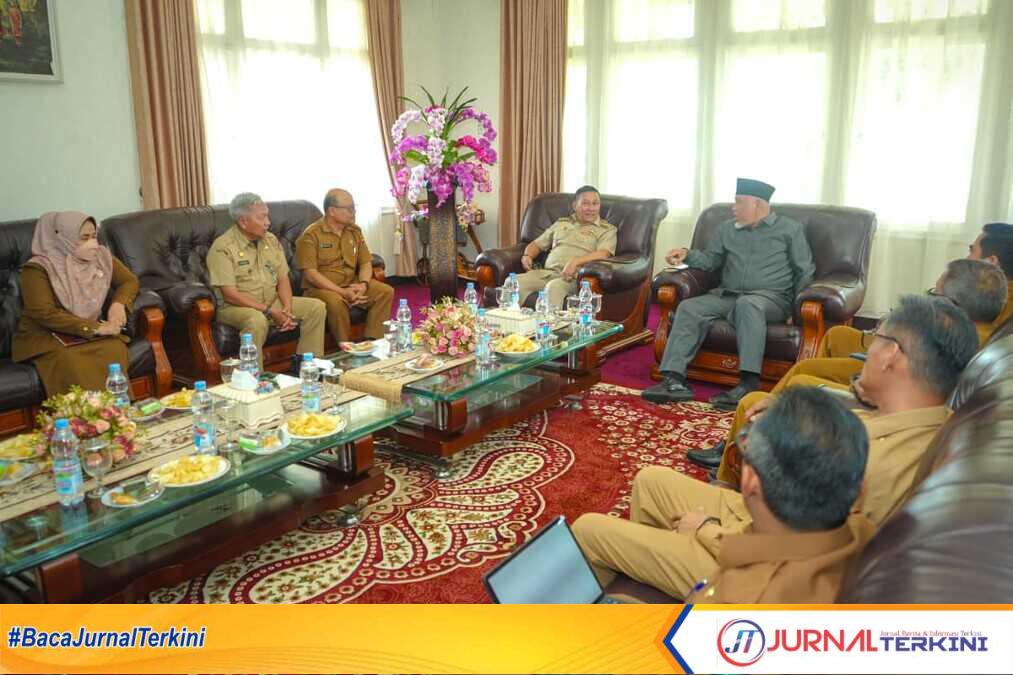 Pertemuan Gubernur Sumbar, Mahyeldi Ansharullah bersama Wali Kota Bukittinggi, Ramlan Nurmantias. (Foto Adpim Sumbar).