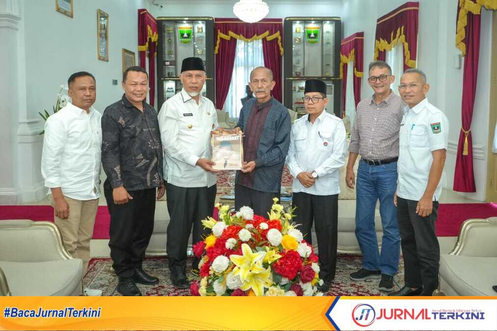 Gubernur Sumbar, Mahyeldi Ansharullah saat menerima Ikatan Keluarga Banuhampu Pekanbaru. (Foto Adpim Sumbar).