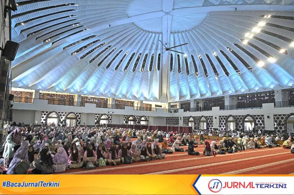 Kegiatan memperingati hari Isra Mi'raj di Mesjid Raya Syekh Ahmad Khatib Al-Minangkabawi. (Foto Adpim Sumbar).