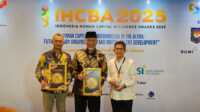 result_IMG-20260124-WA0001 Gubernur Sumbar, Mahyeldi Ansharullah saat menerima penghargaan IHCBA 2025. (Foto Adpim Sumbar).