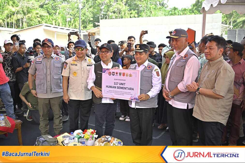 result_IMG-20260124-WA0070 Gubernur Sumbar, Mahyeldi Ansharullah saat mendampingi ampingi Menko PMK meresmikan Hunian Sementara bagi Korban Bencana di Sumbar. (Foto Adpim Sumbar).