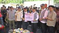 result_IMG-20260124-WA0070 Gubernur Sumbar, Mahyeldi Ansharullah saat mendampingi ampingi Menko PMK meresmikan Hunian Sementara bagi Korban Bencana di Sumbar. (Foto Adpim Sumbar).
