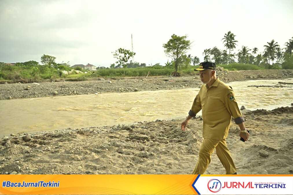 Gubernur Sumbar, Mahyeldi Ansharullah saat menerobos Sungai Gunung Nago. (Foto Adpim Sumbar).