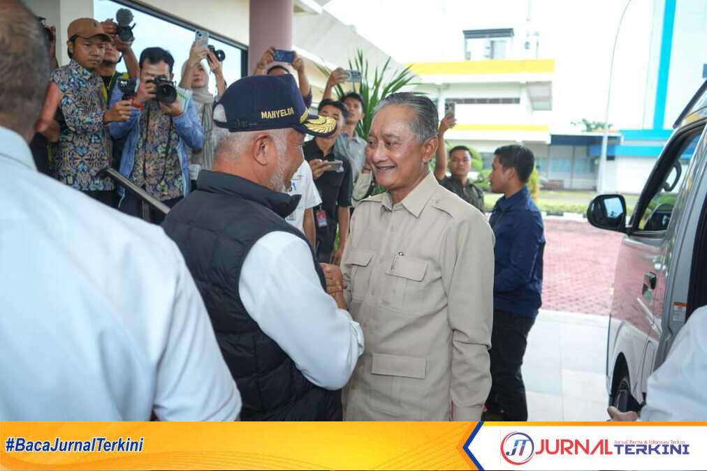 Gubernur Mahyeldi saat Sambut Kunjungan Kerja Menteri PU Ke Sumbar. (Foto Adpim Sumbar).