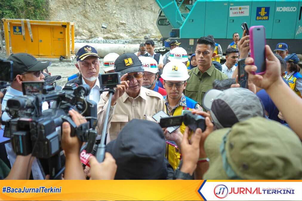 Menteri PU RI, Dody Hanggodo saat melakukan peninjauan langsung ke lokasi perbaikan jalan Lembah Anai. (Foto Adpim Sumbar).