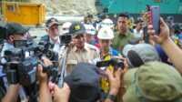 Menteri PU RI, Dody Hanggodo saat melakukan peninjauan langsung ke lokasi perbaikan jalan Lembah Anai. (Foto Adpim Sumbar).