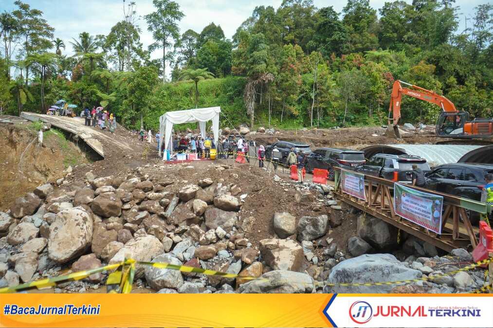 Menteri Pekerjaan Umum (PU) RI, Dody Hanggodo saat meninjau langsung ruas jalan Malalak–Bukittinggi di Kabupaten Agam. (Foto Adpim Sumbar).