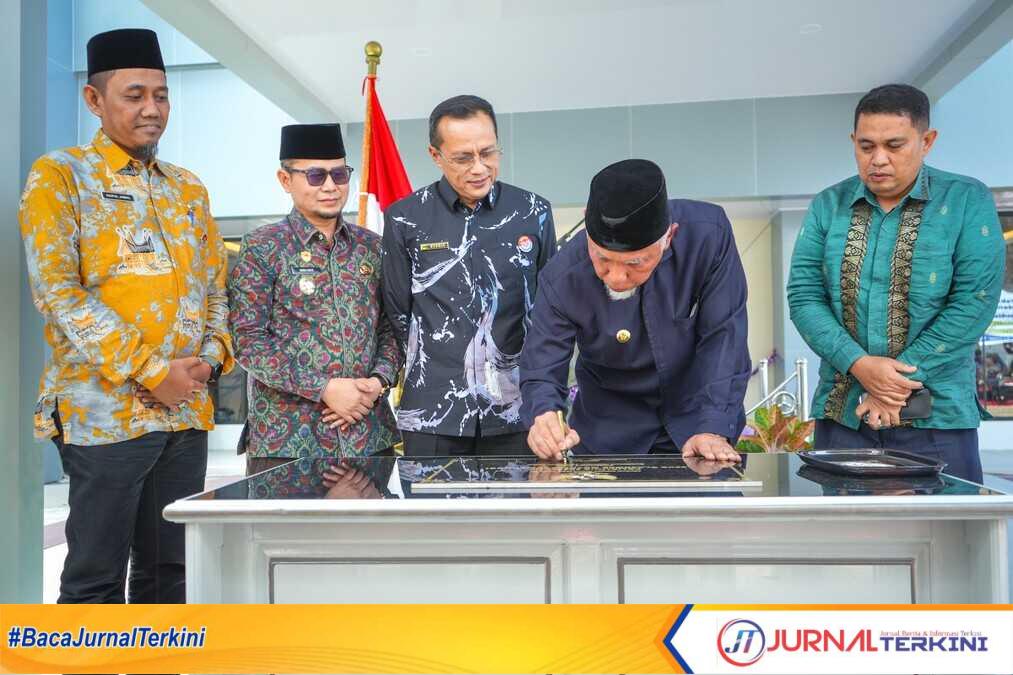 Gubernur Sumbar, Mahyeldi Ansharullah meresmikan Poliklinik Eksekutif dan Layanan Kemoterapi Modern RSUD Achmad Muhtar. (Foto Adpim Sumbar).