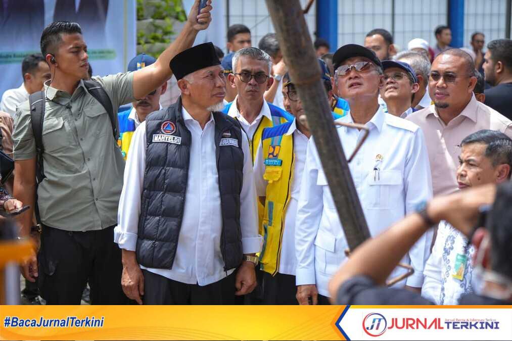Menteri PU RI, Dody Hanggodo saat meninjau langsung Instalasi Pengolahan Air milik PDAM Kota Padang. (Adpim Sumbar).
